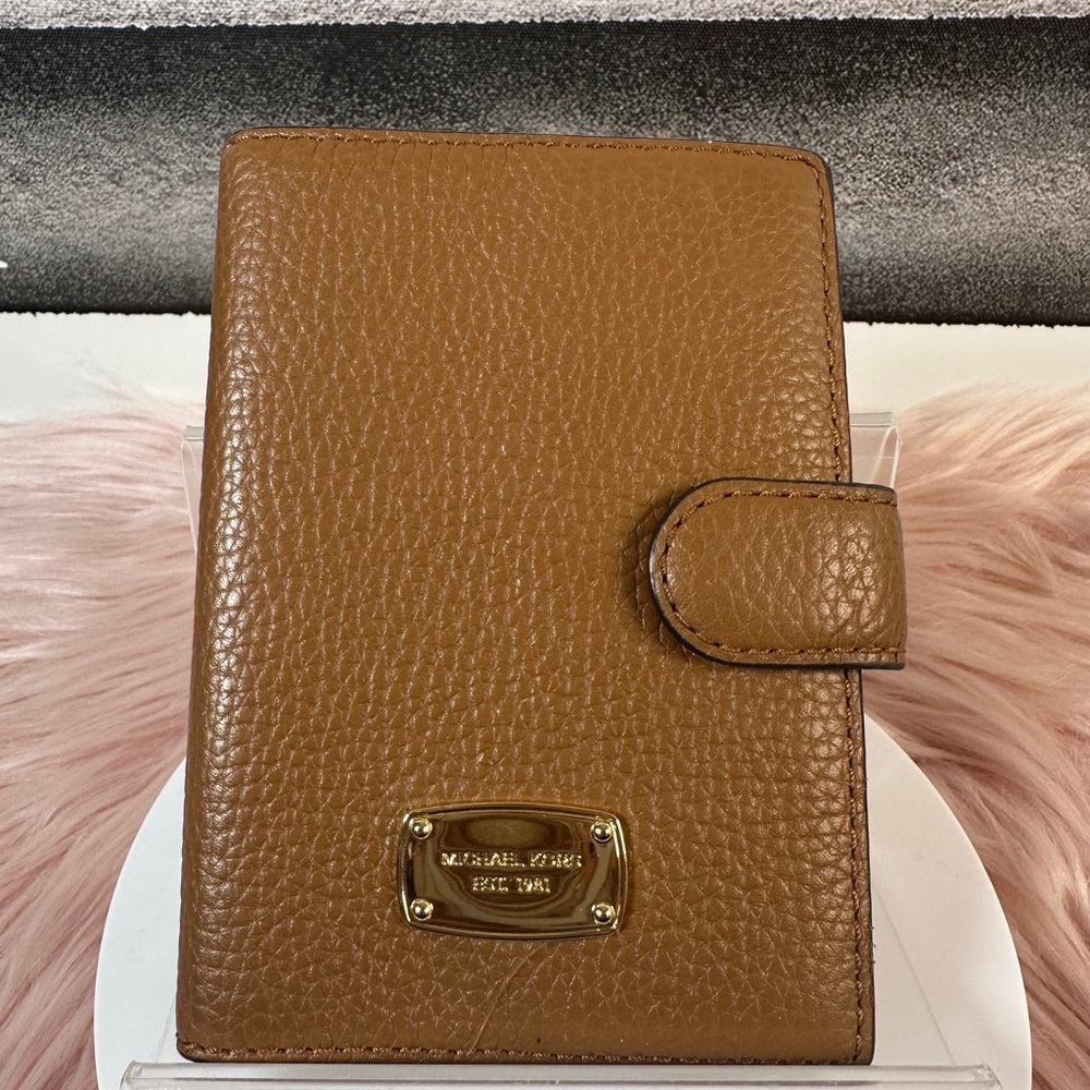 Michael Kors Jet Set Travel Medium
Bifold / Passport Holder Wallet